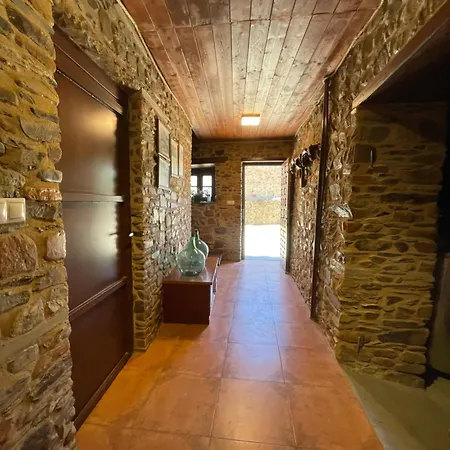 Alojamiento Bodega Lof Holiday home Valtuille de Abajo